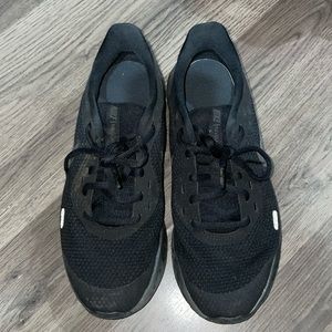 Boys Nike tennis shoes size 6